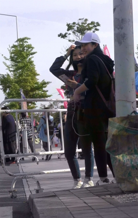 超紧身蓝牛丰腴美女
