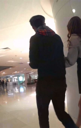 短裙小清纯美眉逛商场