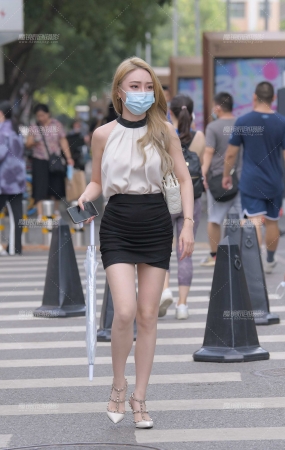柳钉高跟、黑色包臀裙美女