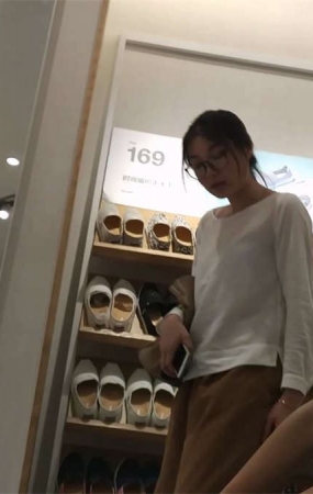 大学美女组队去鞋店试鞋