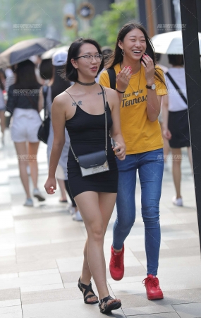 小妹出门喜欢真空 凉快