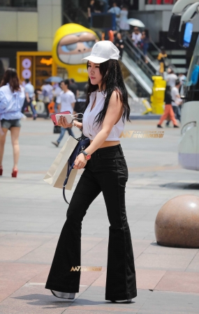 长腿牛仔高颜值美女 让人陶醉!