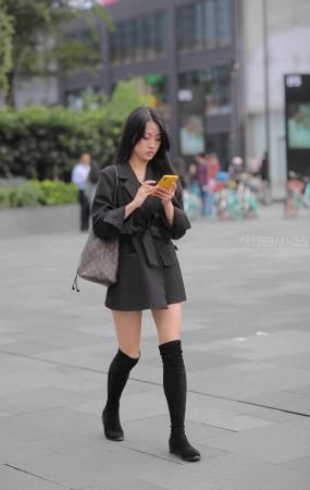 黑色系美眉