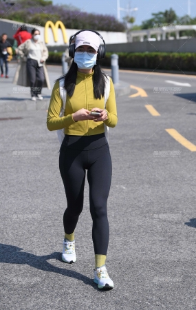紧致紧身裤翘臀女孩