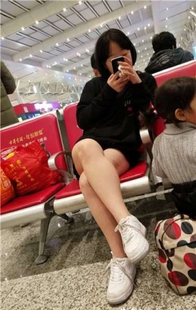 4k超清，候车室拍摄裸腿美女，相貌平平腿不错