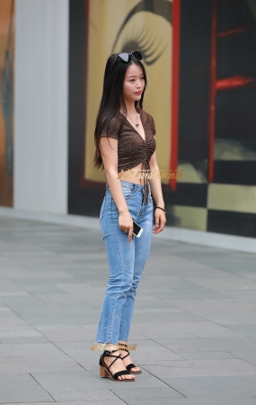 短装，紧牛美眉