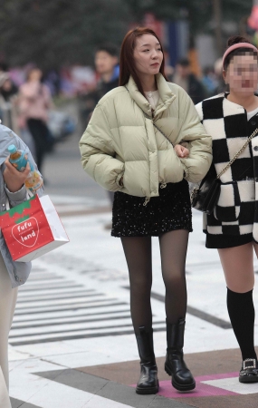 街拍黑丝少妇