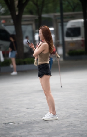 黑色热裤月牙美女
