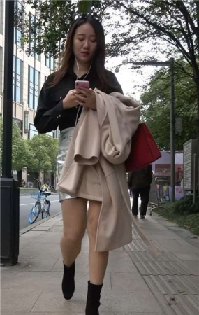 4K – 街拍美腿皮裙性感气质漂亮美女姐姐 [1.46 GB/MP4]