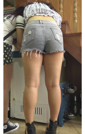 丰满的灰色牛仔露腰美女
