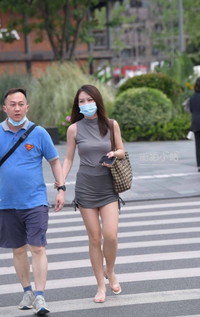 街拍灰色短裙美腿美女