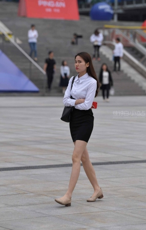 苗条的工装小姐姐