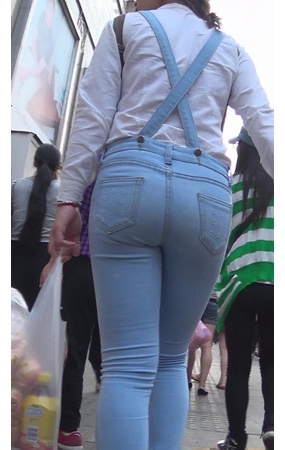 丰满紧身牛仔背带妹子