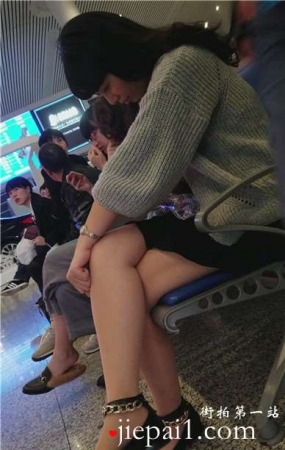 4k-高铁候车室偶遇白皙美腿知性优雅的熟女姐姐。