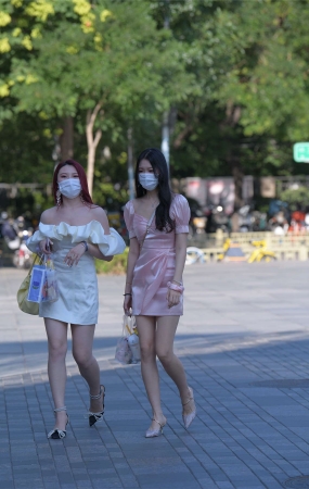 高跟裙装姐妹