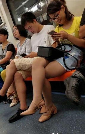 4k超清，地铁拍摄极品丝足美腿热裤美女姐姐