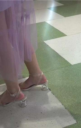 街拍粉嫩美足，仙女气质