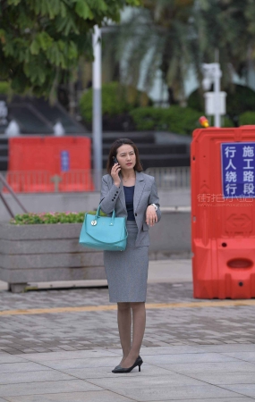 街拍工装配丝袜的成熟女子