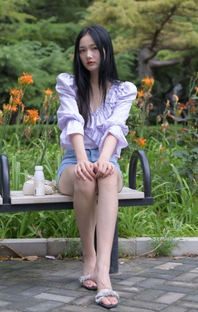 806蓝色牛仔热裤长腿美女