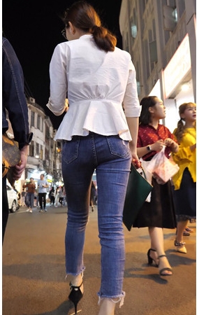 戴着眼镜的牛仔裤小姐姐
