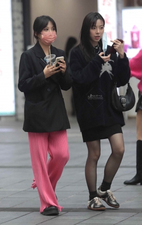 街拍黑丝妹子