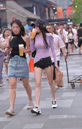丰满的热裤长腿小姐姐