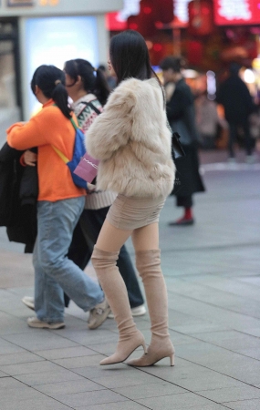 街拍肉丝少妇