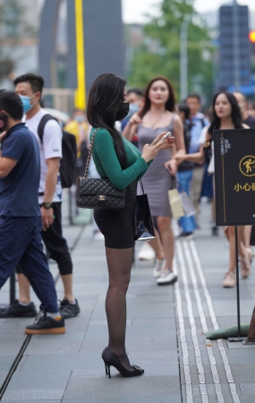 漂亮的黑色包臀裙美女