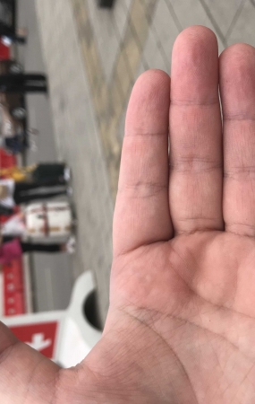 小黄帽美眉的灰色紧身裤