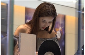 4K – 一副网红脸的高挑妹子 [1.45 GB/MP4]