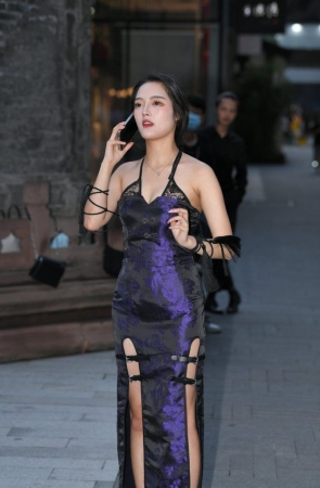 白皙的热裤美腿女孩