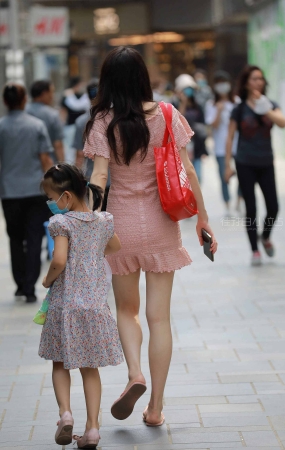 街拍粉色人字拖小姐姐