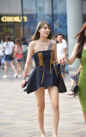 两个美女到底应该先拍哪一个呢，实在不好决定-20P