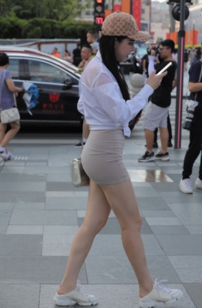 包臀短裙小妹
