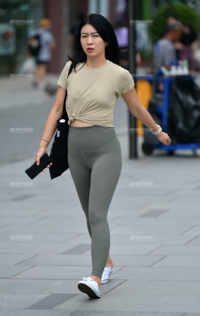 匆匆忙忙瑜伽裤美女