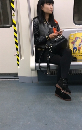 地铁拍摄黑色丝袜长发小妹