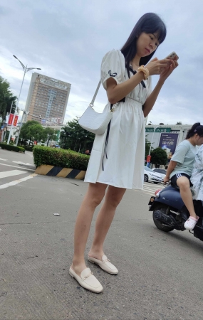 极品白衣裙大长腿美人等红灯