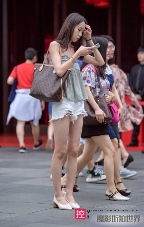 超短白热裤美女在等人3A3355[99.8M]