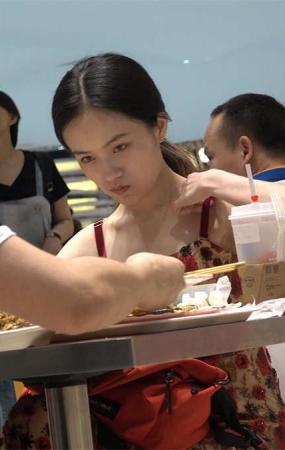 用餐，花色吊带连衣裙