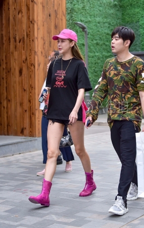 长腿热裤棒球帽美眉-12P