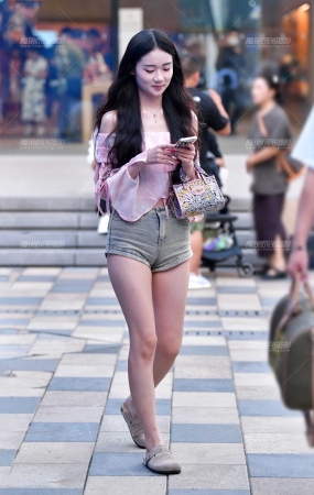 白皙牛仔热裤美女