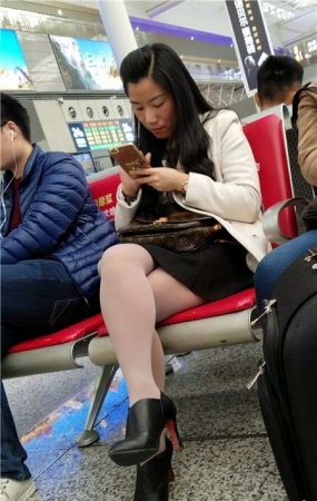 4K – 黑色高跟鞋性感街拍丝袜少妇