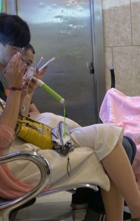 挑鞋子的极品眼镜丝袜脚靓女