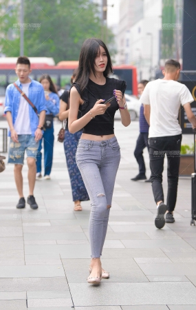 苗条小姐姐，臀却一点也不瘦