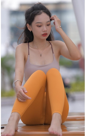 漂亮的黄色紧身裤小姐姐【套图+视频】