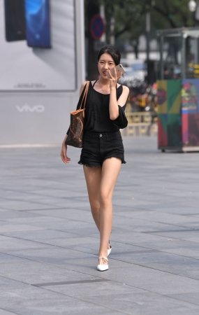 黑色热裤小姐姐