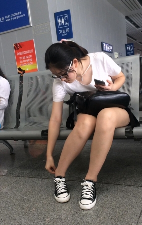 车站蓝色牛仔短裤白腿小妹