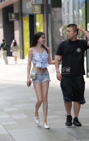 街拍青春可爱靓丽女友