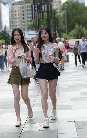 清秀脱俗，大白腿女生