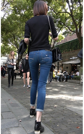 两个牛仔裤小姐姐